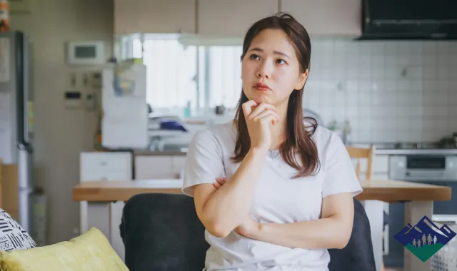 悩んでいる女性