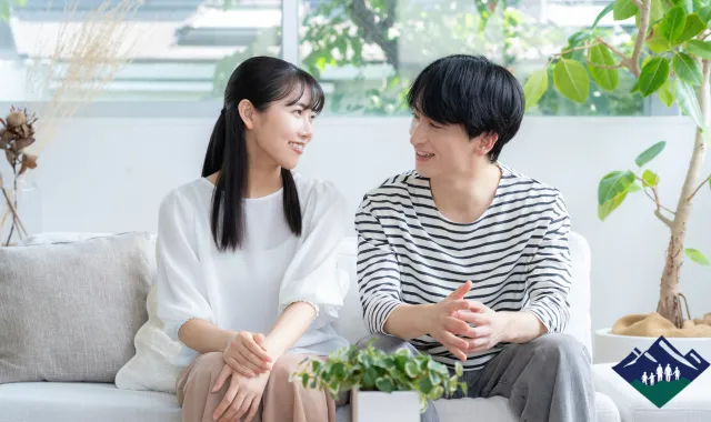 仲良さげに話す男女