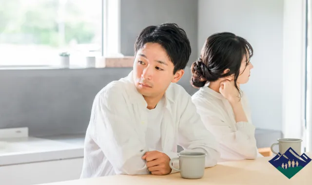 気になる女性を前にわざと目を逸らす男性