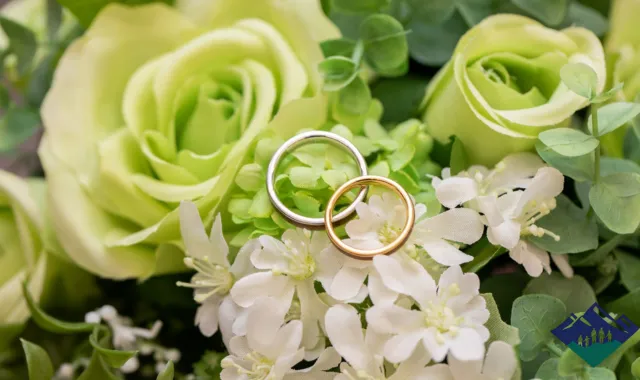 花束の上に置かれたリング