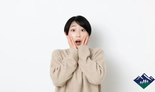 頬に手を当てて驚く女性