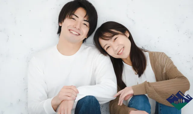 笑顔で寄り添う男女