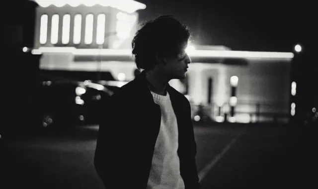 暗闇の中で佇む男性