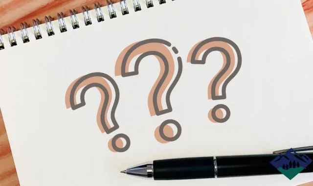 クエスチョンマークが書いてあるスケッチブック