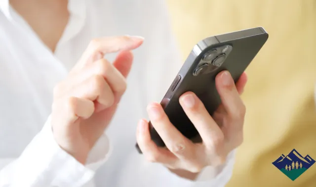 スマホで証拠収集を行う人の手元