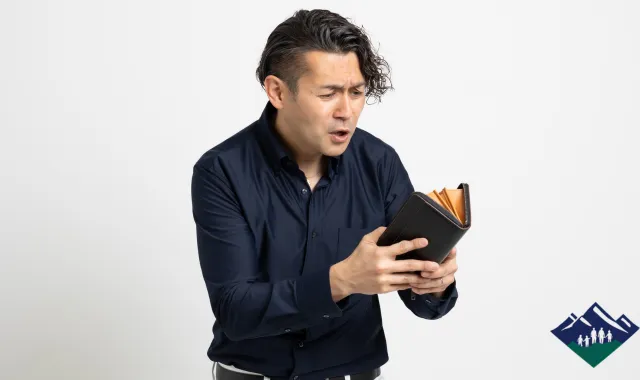 ぼったくられて焦った様子で財布を確認する男性