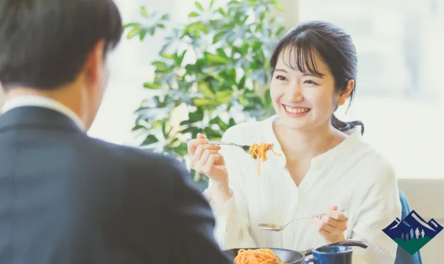 楽しそうに食事をする女性