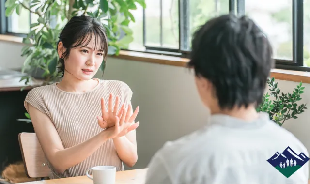 男性にNOと伝えている女性