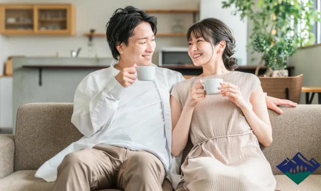 仲が良さそうな様子でお茶を飲むカップル