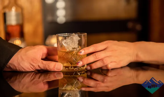 バーでグラスを握る男女の手元