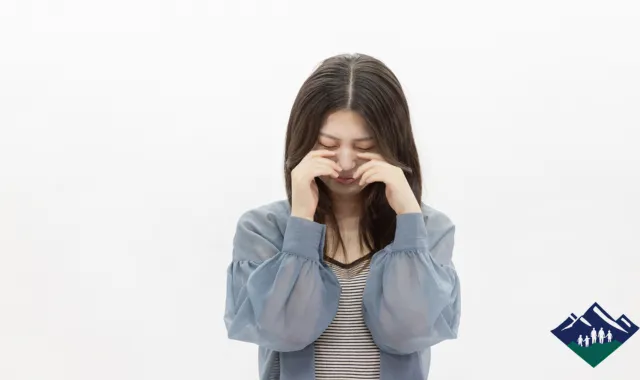 泣いている女性