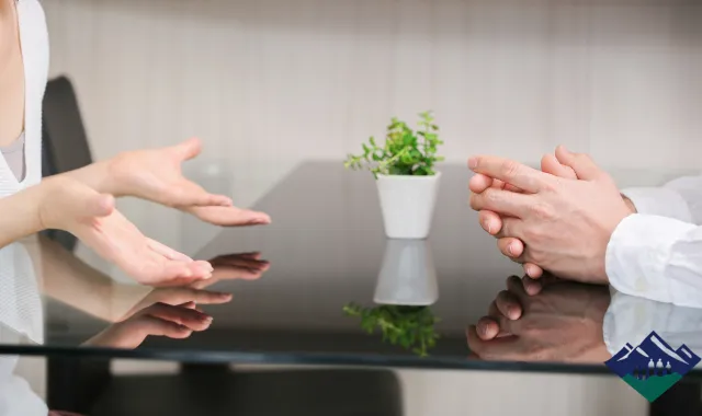 話し合う男女の手元