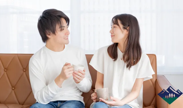 楽しそうに話し合う男女