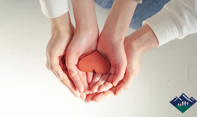 ハートを包み込みながら持つ手