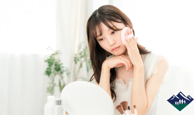 不安そうな様子で化粧をする不安型の女性