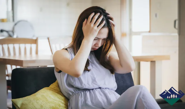 不安で頭を抱える女性