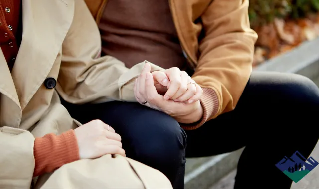 手を繋ぐ男女の手元