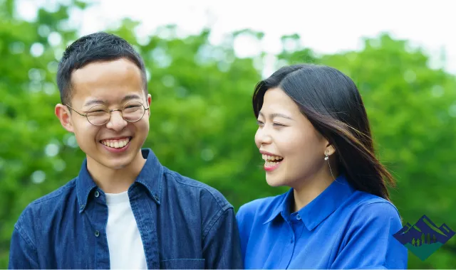 幸せそうな様子でデートをする男女