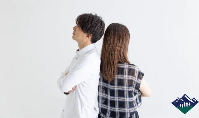 険悪そうに背を向ける男女