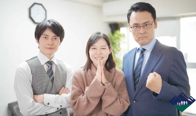 問題が解決できて嬉しそうな女性と男性の探偵