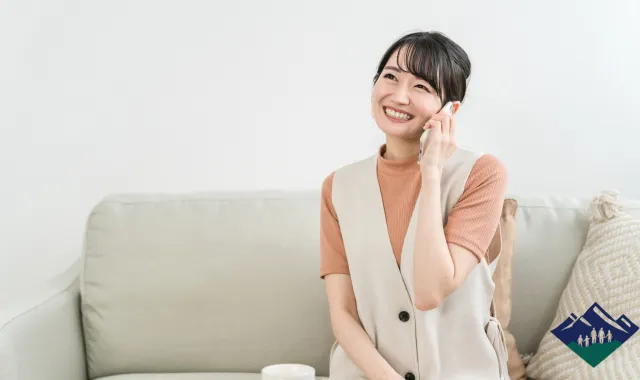 性被害の悩みを相談し、晴れやかな表情を浮かべる女性