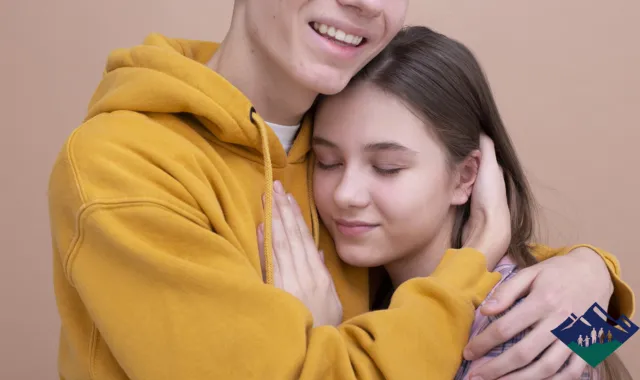 抱きしめられている女性