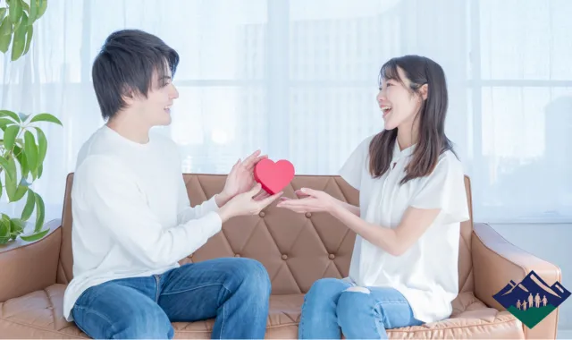 ハートを渡し合う男女