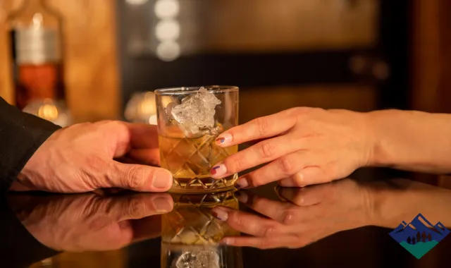 バーカウンターでグラスに触れる男女