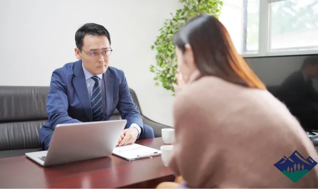 相談者の女性の悩みを効く男性の探偵