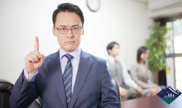 探偵に依頼するメリットを説明する男性探偵