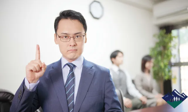 人差し指を立てる探偵