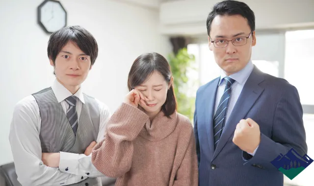 中央で泣く依頼者と両脇で心強そうにする探偵