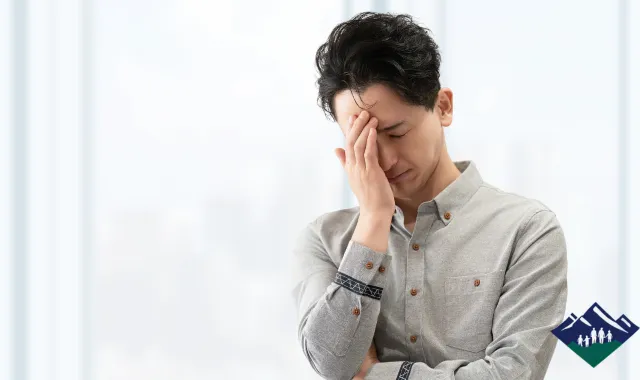 ぼったくり被害に遭って落ち込む男性