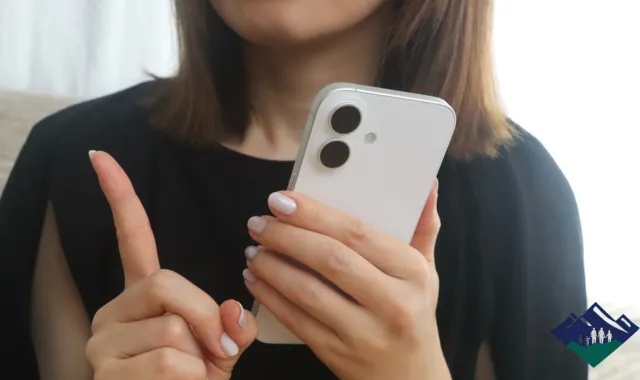 スマホを片手にポイントを確認する女性