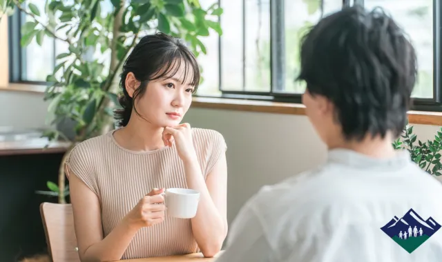 疑うような様子で男性をじっと見つめる女性