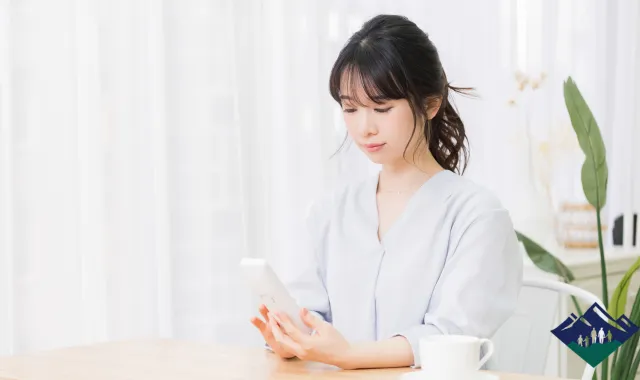 スマホで対処方法を調べる女性