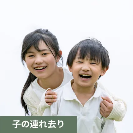 肩を抱いてこちらに微笑む姉弟