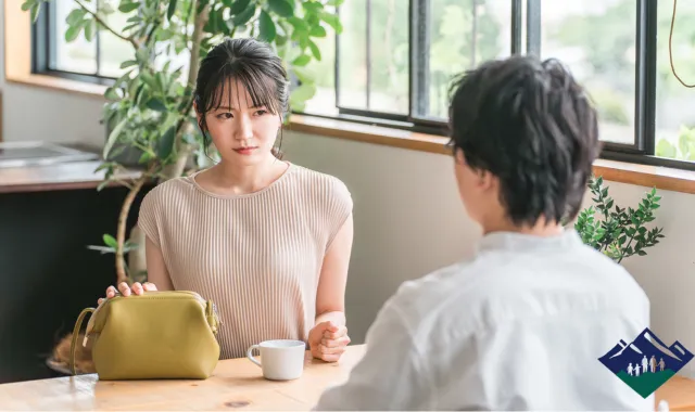 男性を睨む女性