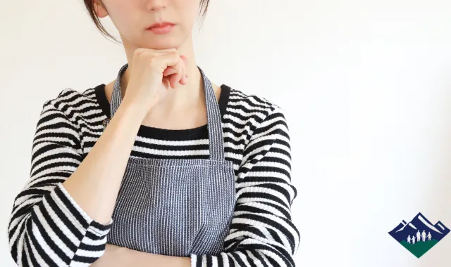 首をかしげる女性