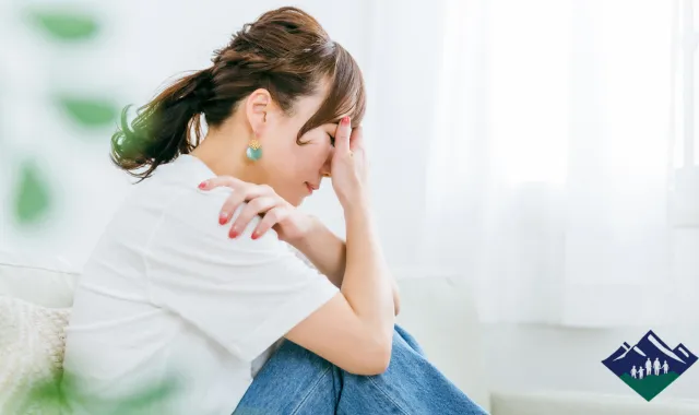 浮気が原因で頭を抱えて悩む女性