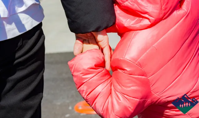 手を繋ぐ親子の画像