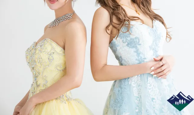 黄色と水色のドレスを着たキャバ嬢