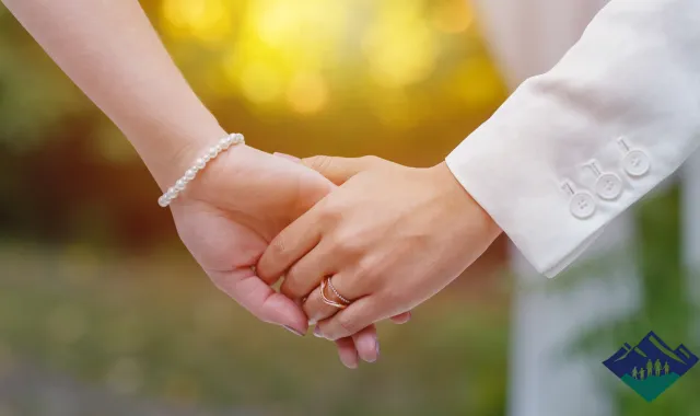 手を繋ぐ男女