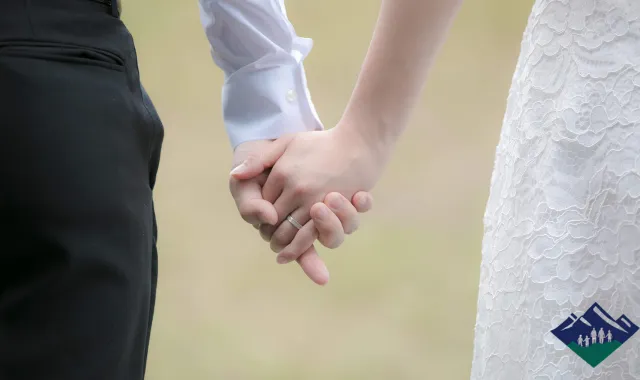 手を繋いで歩き出す男女