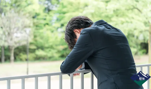 入店拒否されて落ち込む男性