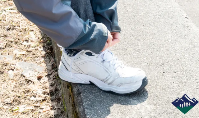 白いスニーカーの靴紐を結び直す方法