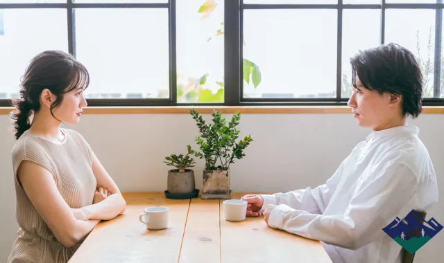 話し合いをする夫婦