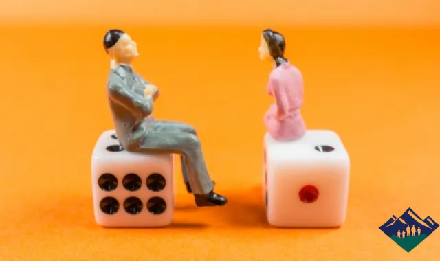 話し合う様子の男女の人形