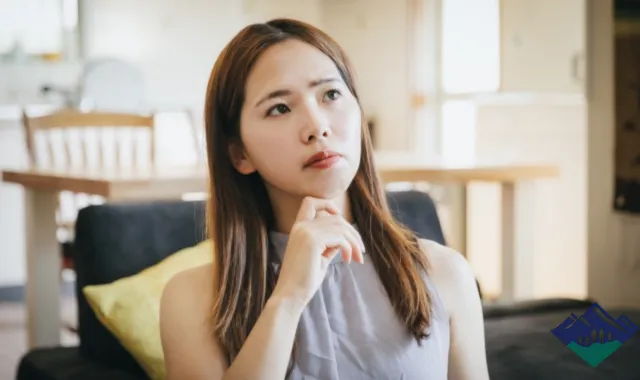 悩んでいる女性