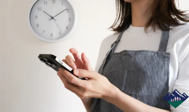 スマホで何かを調べている妻